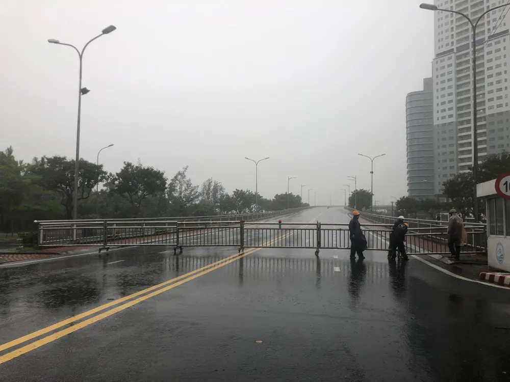 Sở GTVT Đà Nẵng đã đóng cầu Thuận Phước và hướng dẫn người dân đi các cầu khác. Ảnh: VĂN QUANG