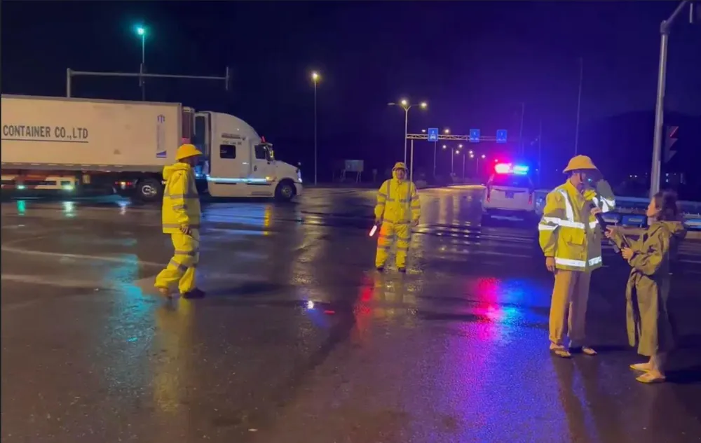 Lực lượng chức năng cấm toàn bộ phương tiện đi vào cao tốc Đà Nẵng - Quảng Ngãi kể từ 22 giờ đêm 27-9. Ảnh: LÊ PHI