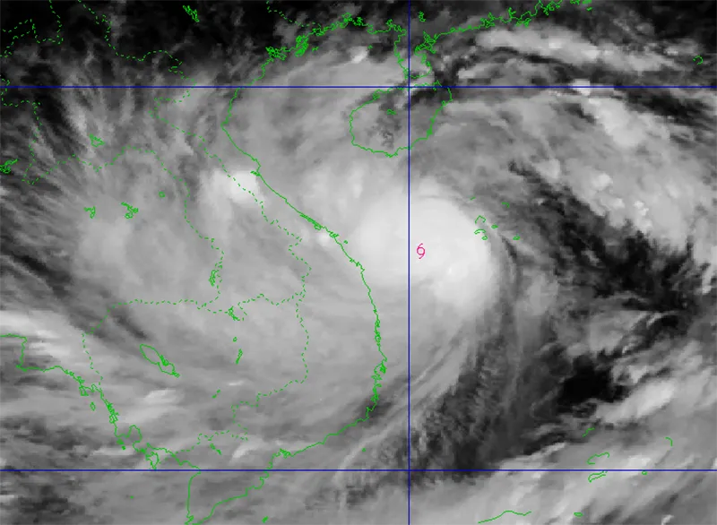 Đường đi của bão số 4 qua vệ tinh. Ảnh: NCHMF