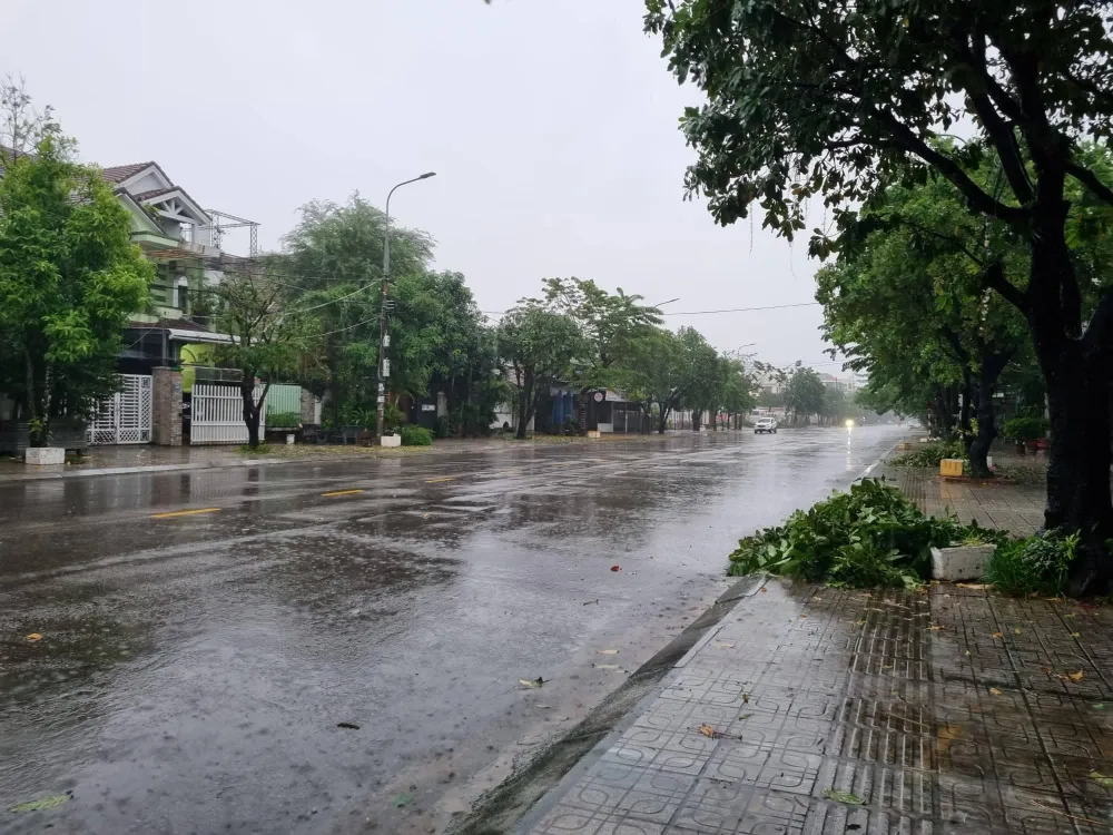 Các tuyến đường chính ở TP Tam Kỳ vắng người qua lại. Ảnh: THANH NHẬT