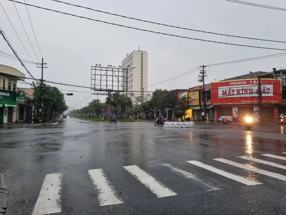 Các tuyến đường chính ở TP Tam Kỳ vắng người qua lại. Ảnh: THANH NHẬT