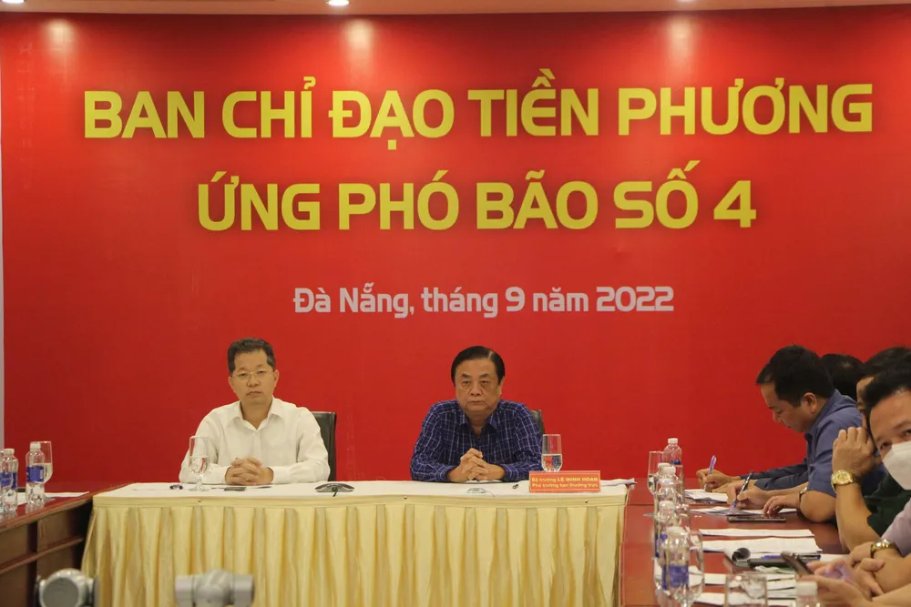 Bộ Trưởng Bộ NN&amp;PTNT Lê Minh Hoan, Phó Trưởng ban Thường trực tại đầu cầu Đà Nẵng. Ảnh: VĂN QUANG