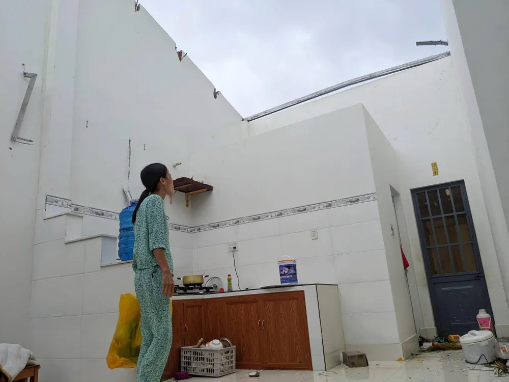 Chị Nguyễn Thị Mắm cho biết do gió giật mạnh đã khiến phần mái của căn nhà bị tốc hoàn toàn. Ảnh: NGUYỄN DO