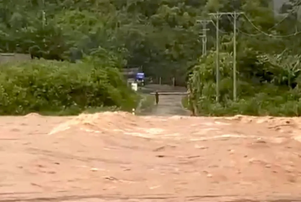 Nước lũ dâng cao làm nhiều nơi ở Quảng Trị bị chia cắt. Ảnh: ND