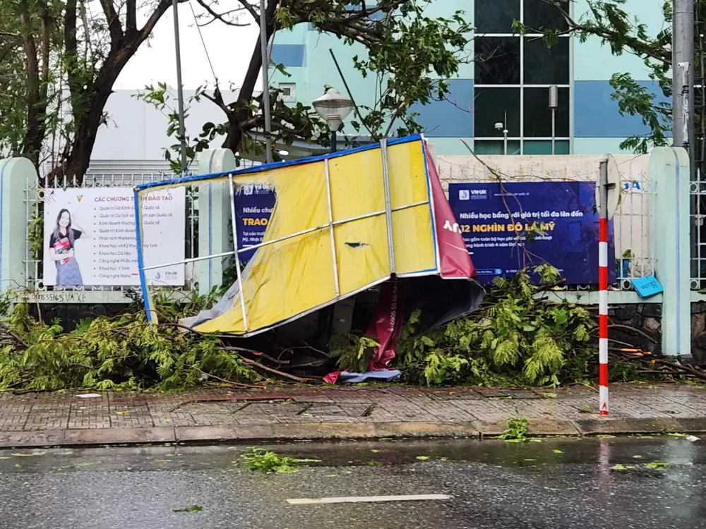Bão số 4: Đã đổ bộ đất liền, Đà Nẵng- Quảng Nam bị bão quật tơi tả ảnh 36