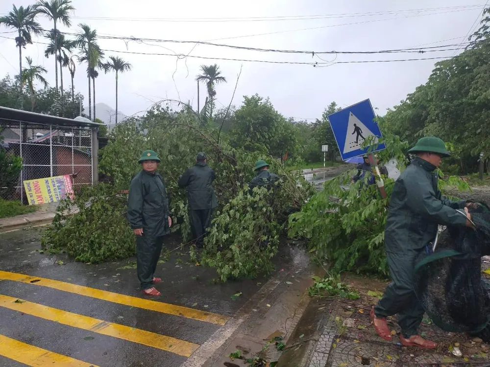 Bão số 4: Đã đổ bộ đất liền, Đà Nẵng- Quảng Nam bị bão quật tơi tả ảnh 39