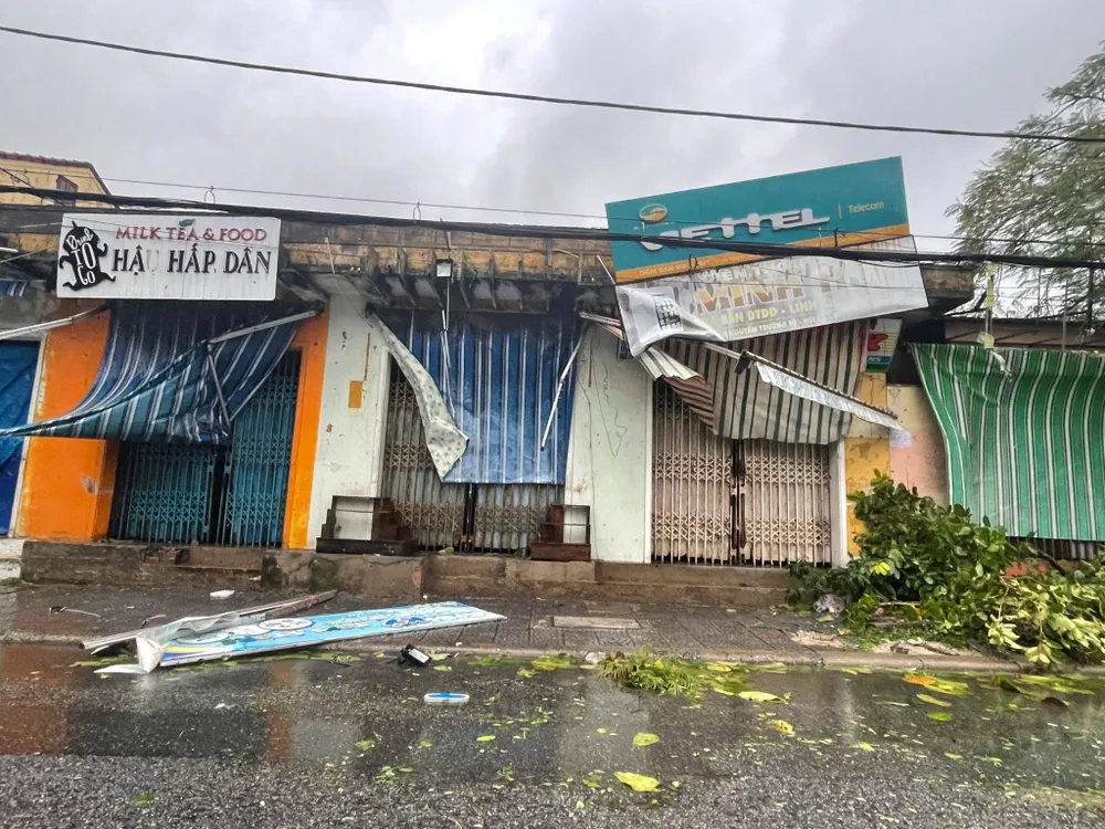 Bão số 4: Đã đổ bộ đất liền, Đà Nẵng- Quảng Nam bị bão quật tơi tả ảnh 28