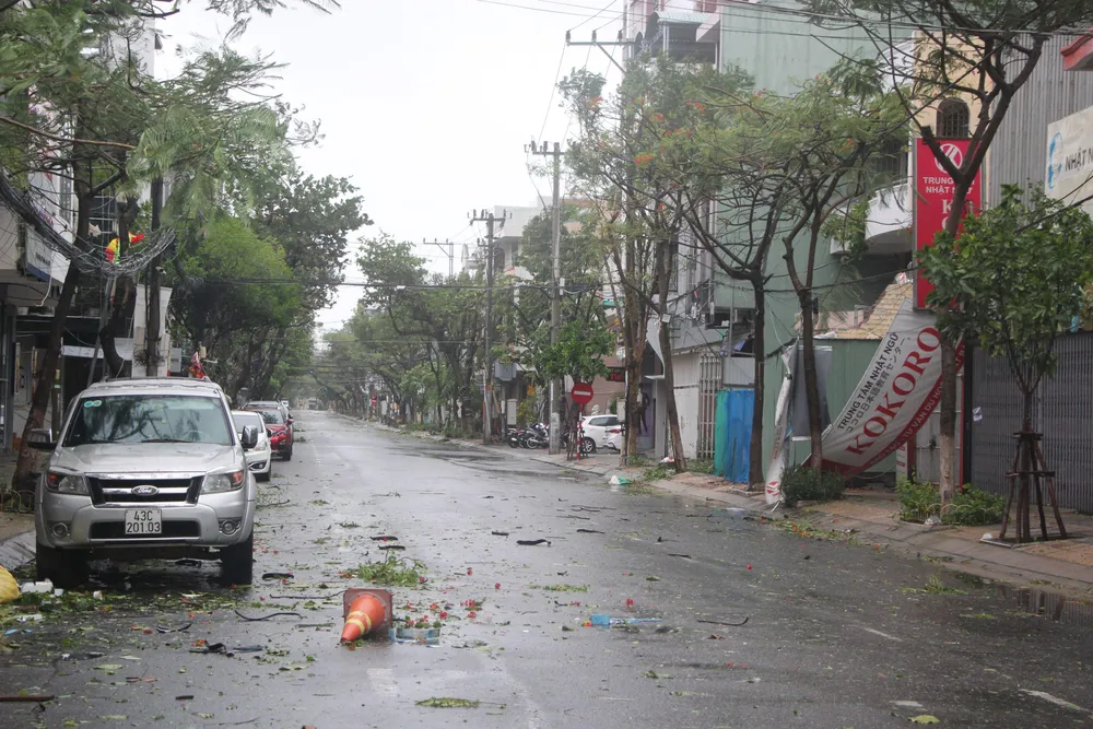 Bão số 4: Đã đổ bộ đất liền, Đà Nẵng- Quảng Nam bị bão quật tơi tả ảnh 12