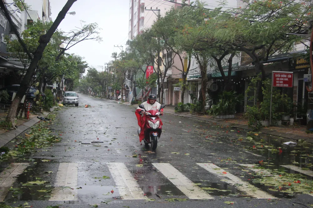 Đã có lác đác một số người dân ra đường. Ảnh: NGÔ QUANG