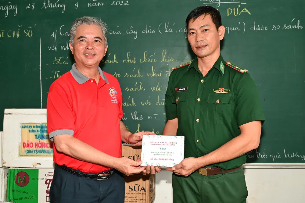 Phó Chủ tịch UBND TP.HCM Ngô Minh Châu tặng quà cho các cán bộ, chiến sĩ trên đảo Hòn Chuối.