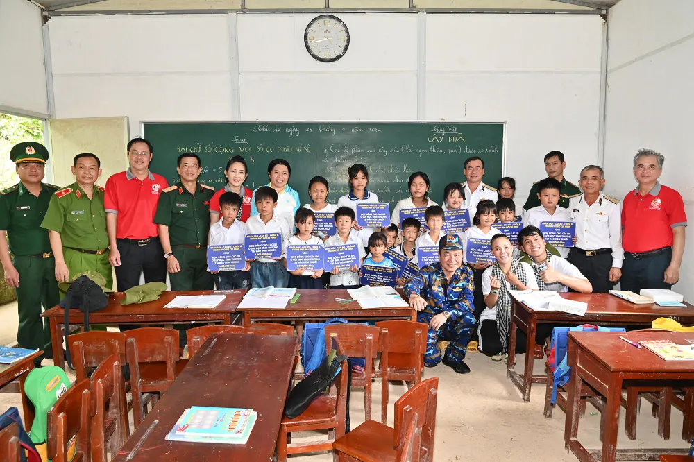 Đoàn công tác TP.HCM thăm và động viên cán bộ, chiến sĩ đang làm nhiệm vụ tại đảo Hòn Chuối.