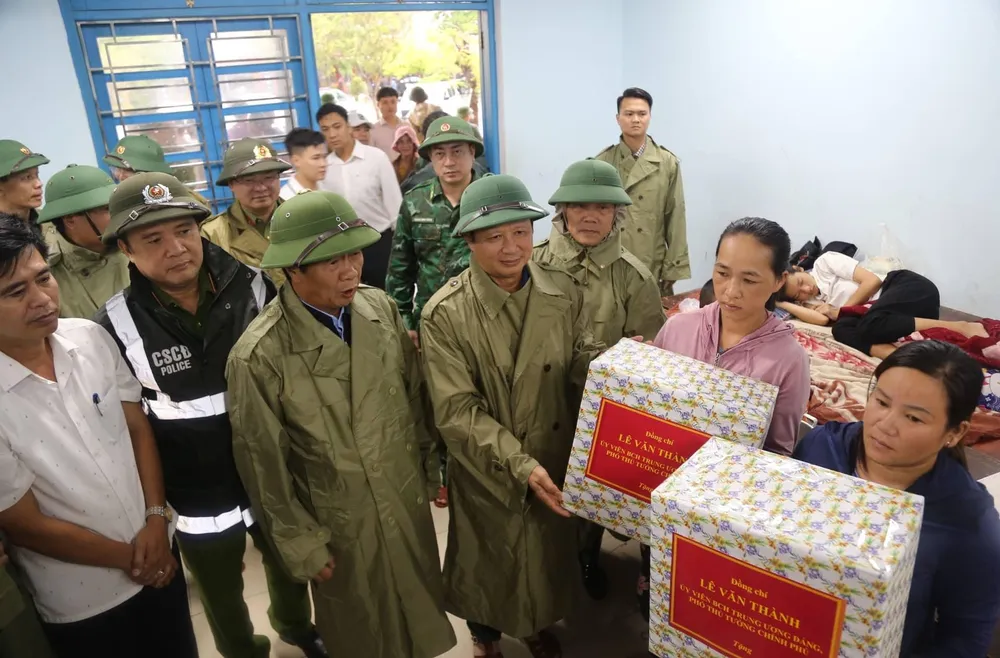 Phó Thủ tướng Lê Văn Thành đến thăm người dân trú bão tập trung ở điểm Trường THCS Thuận An (phường Thuận An, TP Huế). Ảnh: NDO