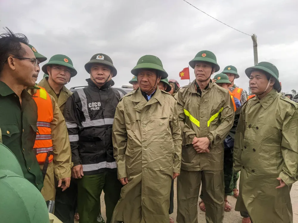 Phó Thủ tướng đến kiểm tra tại khu vực kè xã Phú Thuận, huyện Phú Vang (Thừa Thiên - Huế). Ảnh: NDO