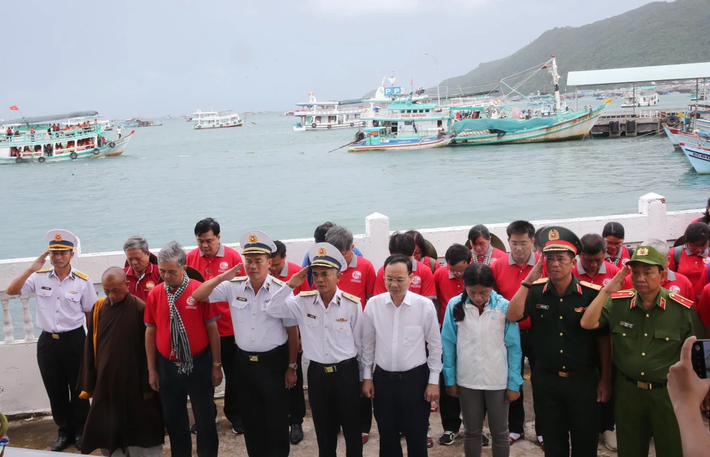 Phó Bí thư Thành ủy TP.HCM Nguyễn Văn Hiếu cùng các đại biểu dâng hương tưởng niệm đồng bào bị tử nạn vì cơn bão số 5 năm 1997. Ảnh: LONG HỒ