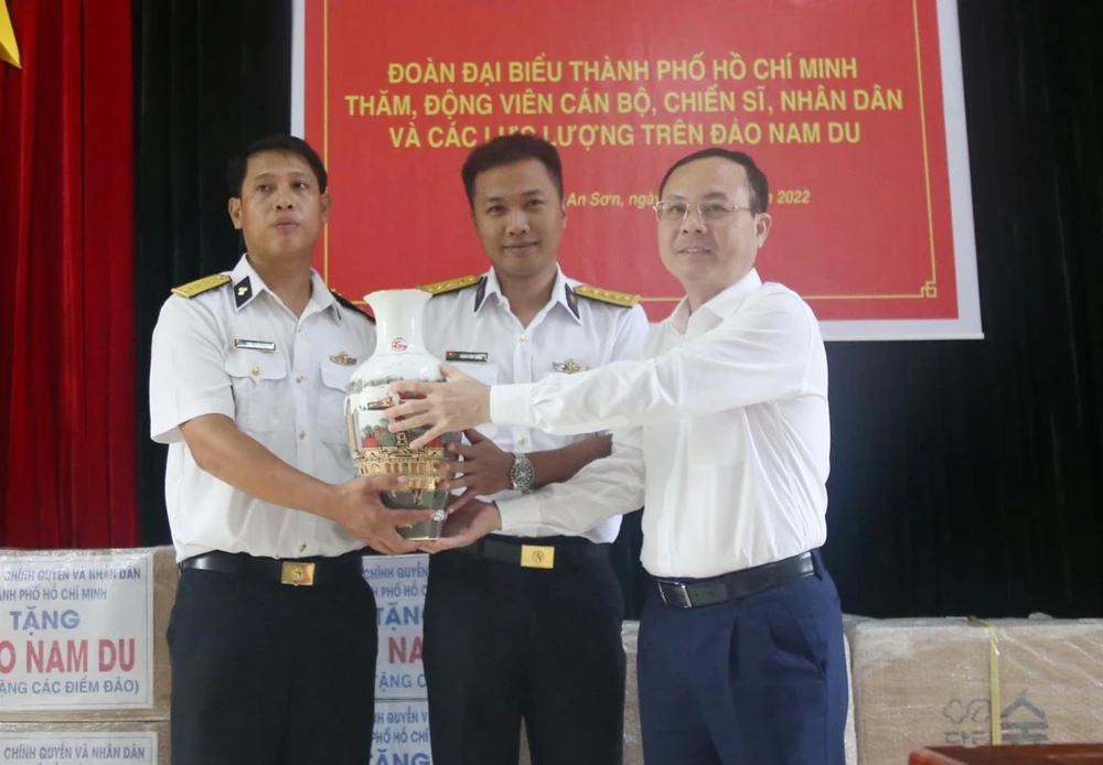 Phó Bí thư Thành ủy TP.HCM Nguyễn Văn Hiếu trao quà của Thành ủy, HĐND, UBND, Uỷ ban MTTQ Việt Nam TP cho trạm Ra đa 600 thuộc Tiểu đoàn 551. Ảnh: LONG HỒ