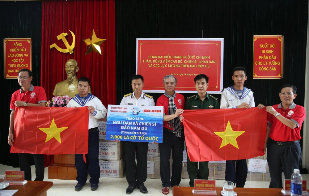 Phó Chủ tịch UBND TP.HCM Ngô Minh Châu trao tặng 2.000 lá cờ Tổ quốc cho ngư dân và chiến sĩ đảo Nam Du. Ảnh: LONG HỒ