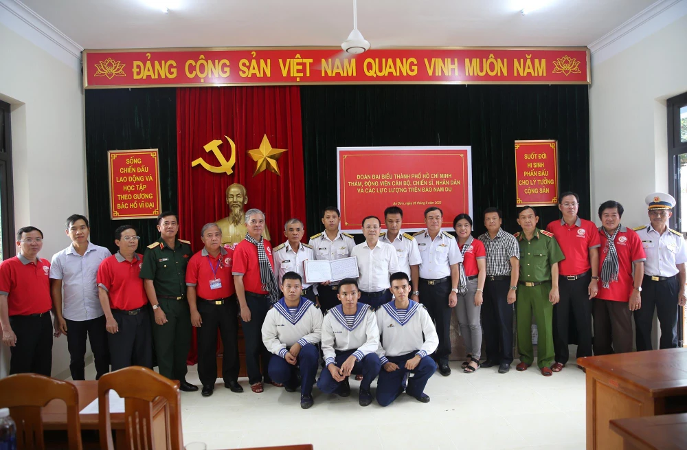 Đoàn công tác TP.HCM chụp ảnh cùng cán bộ, chiến sĩ đảo Nam Du. Ảnh: LONG HỒ