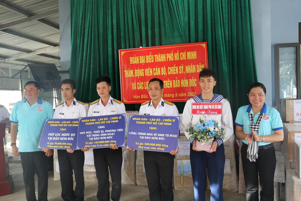 Đoàn công tác TP.HCM trao tặng máy móc, thiết bị, phương tiện vật dụng sinh hoạt; máy lọc nước RO và công trình nhà vệ sinh tự hoại cho đảo Hòn Đốc. Ảnh: LONG HỒ