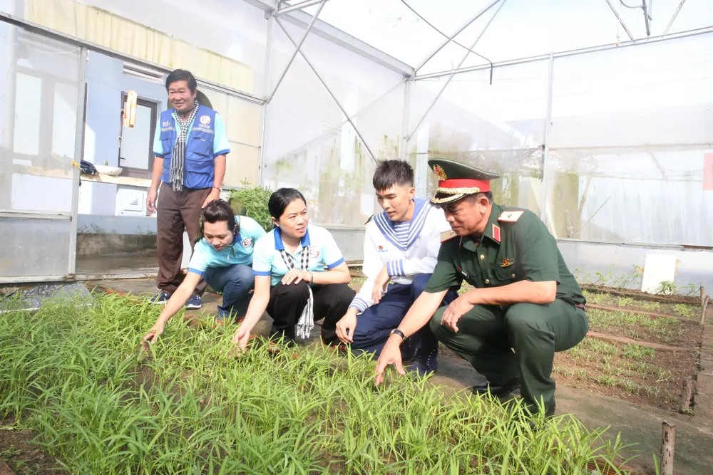Cán bộ, chiến sĩ giới thiệu vườn tăng gia do đoàn công tác TP.HCM tặng năm 2019. Ảnh: LONG HỒ