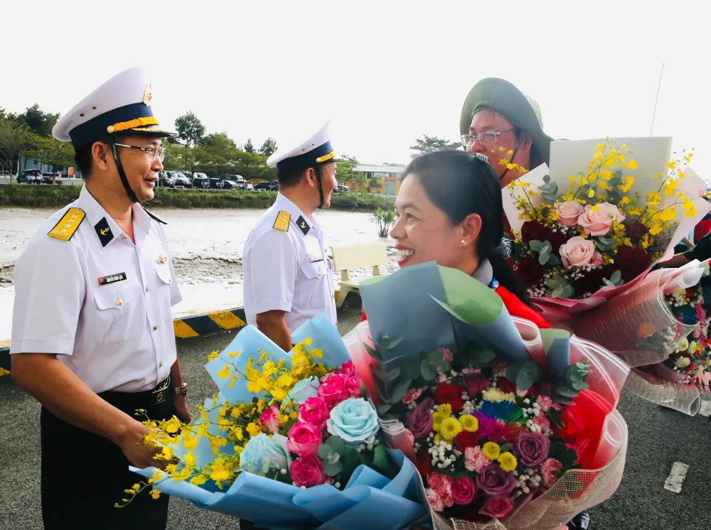 Lãnh đạo TP.HCM đón đoàn công tác trở về vào chiều 1-10. Ảnh: LONG HỒ