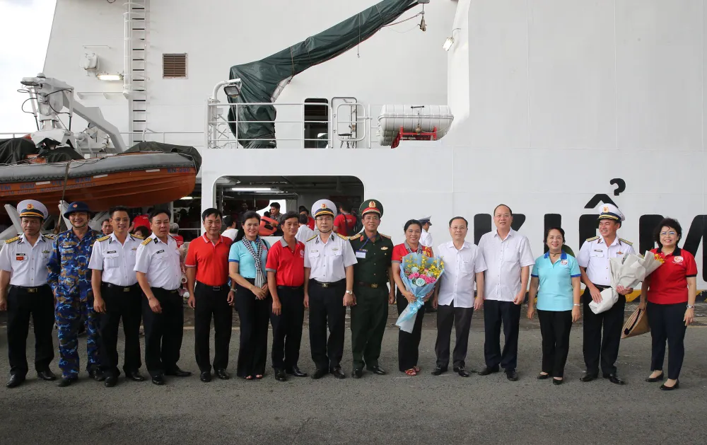 Các đại biểu chụp ảnh lưu niệm tại Cảng Cát Lái, TP Thủ Đức. Ảnh: LONG HỒ