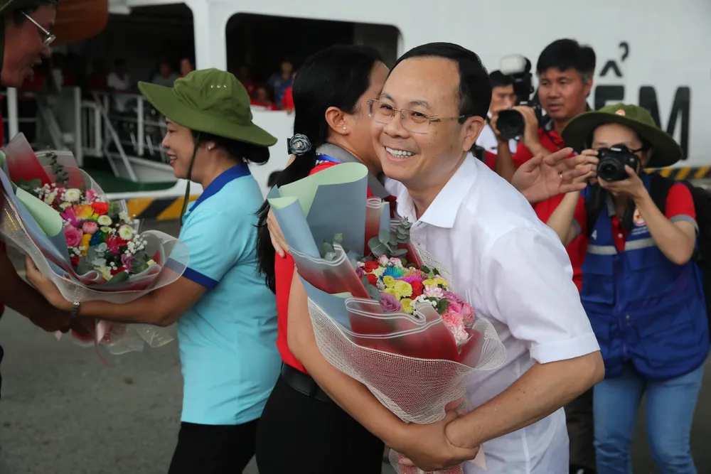 Lãnh đạo TP.HCM đón đoàn công tác trở về vào chiều 1-10. Ảnh: LONG HỒ