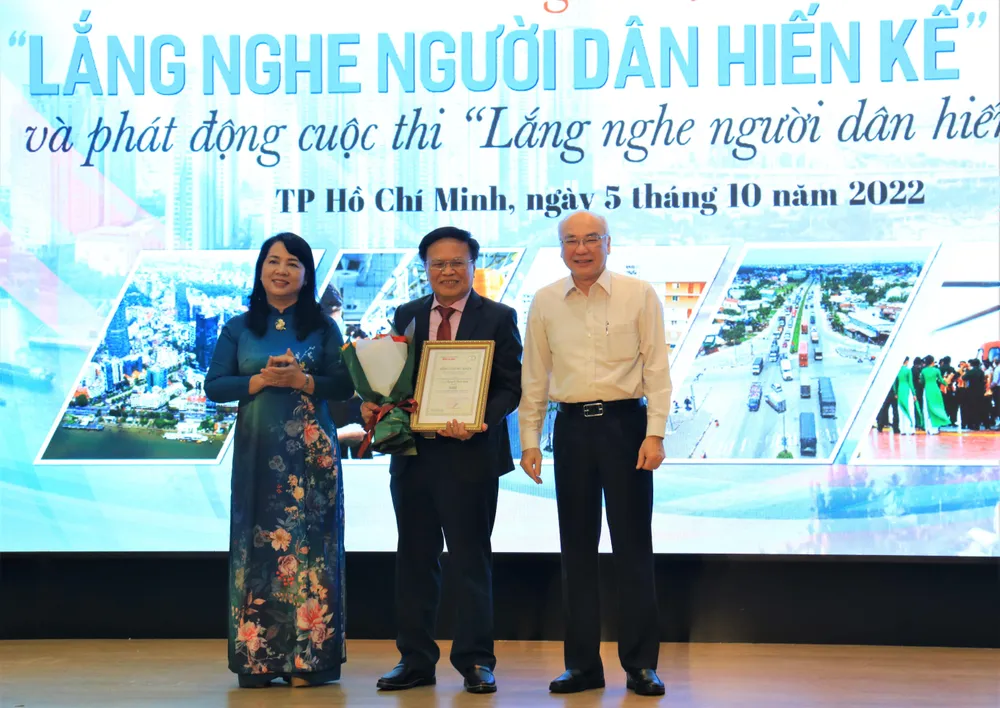 Trưởng Ban Tuyên giáo Thành ủy TP.HCM Phan Nguyễn Như Khuê và bà Trần Kim Yến, Chủ tịch Ủy ban MTTQ Việt Nam TP.HCM trao giải cho tác phẩm “Cải cách môi trường kinh doanh để phục hồi kinh tế” của TS Nguyễn Đình Cung. Ảnh VÕ THƠ Trưởng Ban Tuyên giáo Thành ủy TP.HCM Phan Nguyễn Như Khuê và bà Trần Kim Yến, Chủ tịch Ủy ban MTTQ Việt Nam TP.HCM trao giải cho tác phẩm “Cải cách môi trường kinh doanh để phục hồi kinh tế” của TS Nguyễn Đình Cung. Ảnh VÕ THƠ