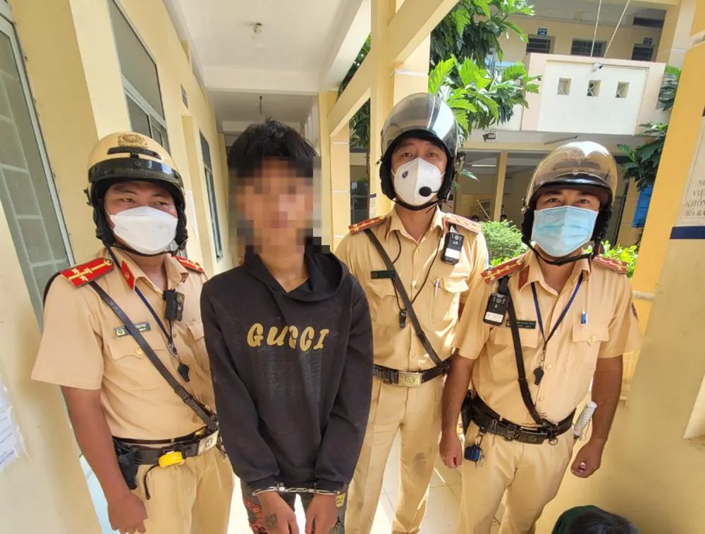 Đội CSGT Phú Lâm đưa thanh niên về trụ sở công an. Ảnh: PC08 Đội CSGT Phú Lâm đưa thanh niên về trụ sở công an. Ảnh: PC08