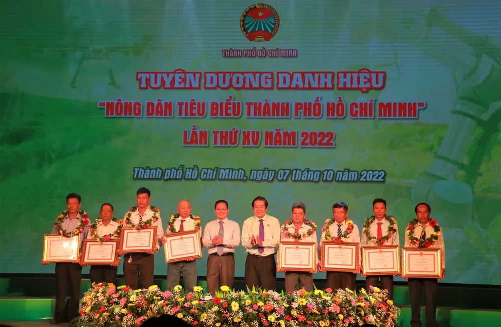 Ông Phạm Minh Tuấn, Phó Chủ tịch Ủy ban MTTQ TP.HCM và ông Đoàn Văn Thanh, Phó Chủ tịch Thường trực Hội Nông dân TP.HCM tặng bằng khen cho các gương “Nông dân tiêu biểu TP.HCM” năm 2022. Ảnh: VÕ THƠ