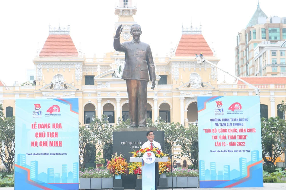Phó Trưởng ban Dân vận Thành ủy TP.HCM Ngô Văn Luận phát biểu tại buổi lễ tuyên dương. Ảnh: THÚY NHI