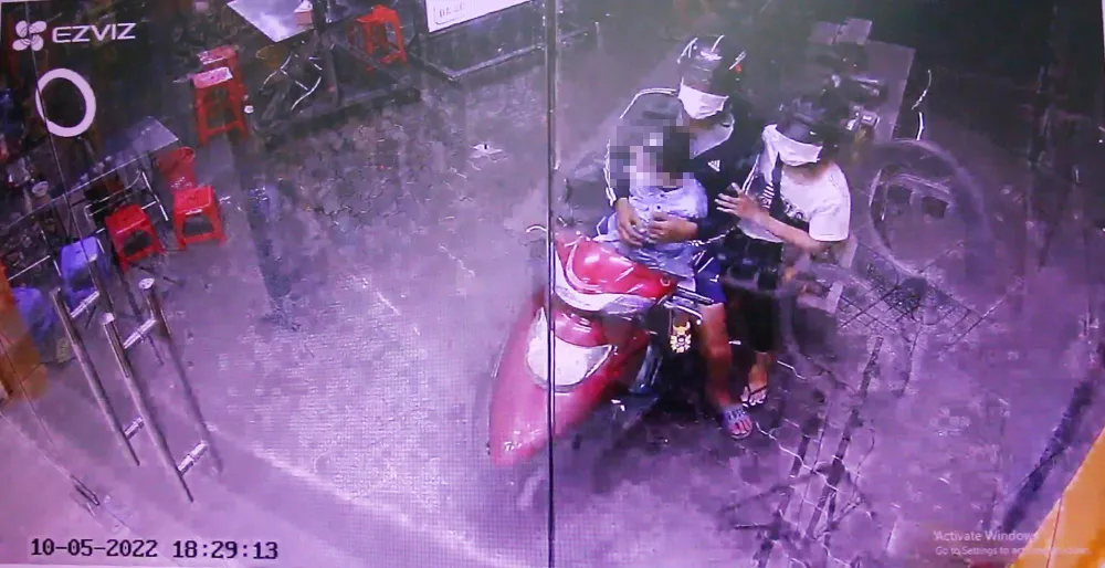 Trước đó, cả hai vào tiệm bán phụ kiện điện thoại trên địa bàn xã Bà Điểm để dàn cảnh trộm tài sản. Ảnh chụp từ clip