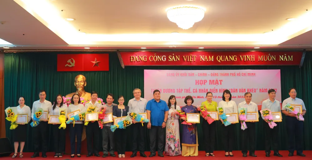 Các tập thể được tuyên dương điển hình &quot;Dân vận khéo” năm 2022. Ảnh: VÕ THƠ