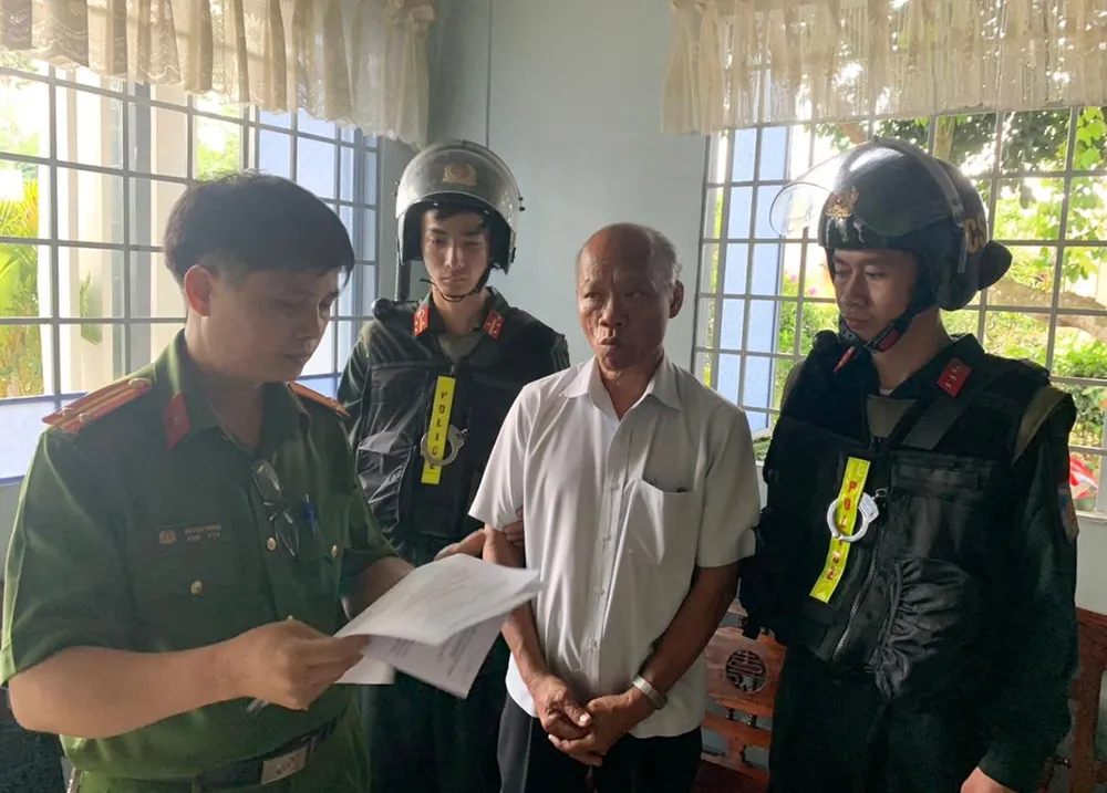 Cơ quan điều tra thi hành Lệnh bắt bị can để tạm giam đối với Đỗ Tấn Điềm. Ảnh: VŨ HỘI Cơ quan điều tra thi hành Lệnh bắt bị can để tạm giam đối với Đỗ Tấn Điềm. Ảnh: VŨ HỘI