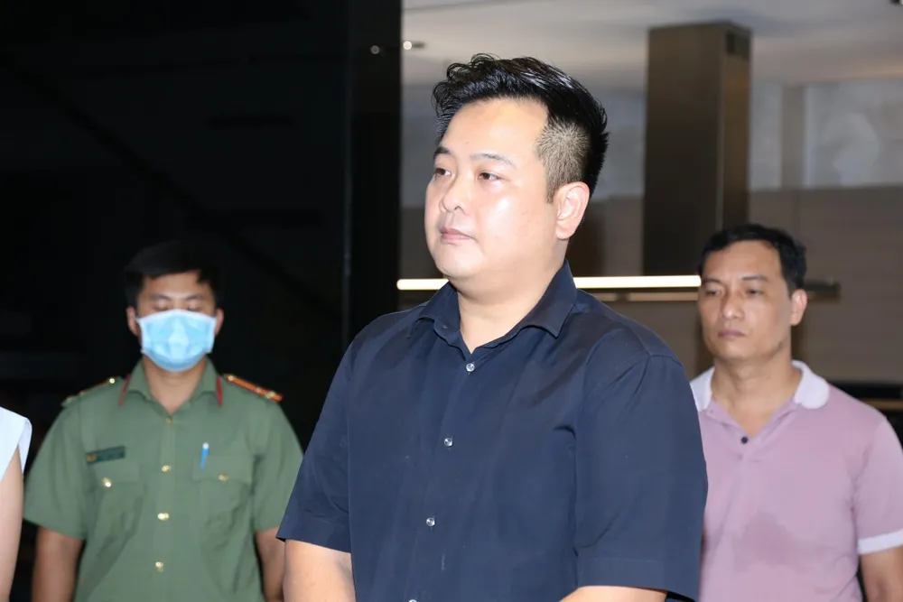 Cơ quan điều tra thi hành Lệnh bắt bị can để tạm giam đối với Phan Thanh Vĩnh Toàn. Ảnh: VŨ HỘI Cơ quan điều tra thi hành Lệnh bắt bị can để tạm giam đối với Phan Thanh Vĩnh Toàn. Ảnh: VŨ HỘI