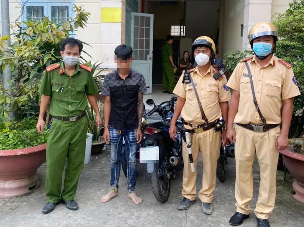 CSGT TP.HCM bàn giao người và tang vật cho công an địa phương thụ lý. Ảnh: PC08 CSGT TP.HCM bàn giao người và tang vật cho công an địa phương thụ lý. Ảnh: PC08