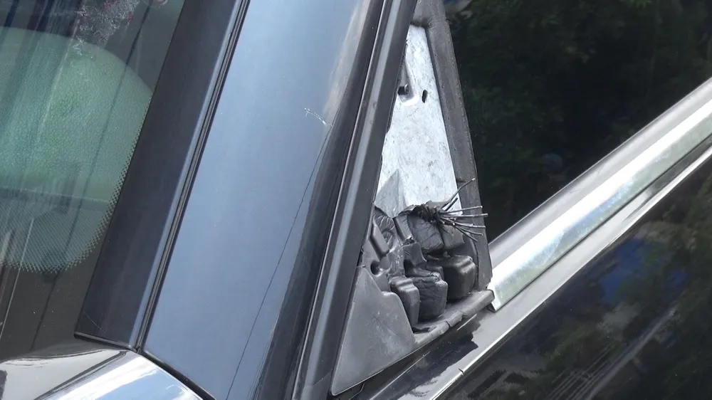 Ô tô bị bẻ kính chiếu hậu trong đêm ở quận 6. Ảnh: NY