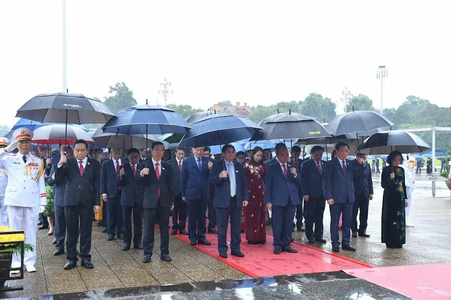 Các lãnh đạo Đảng, Nhà nước thành kính tưởng nhớ Chủ tịch Hồ Chí Minh. Ảnh: VGP