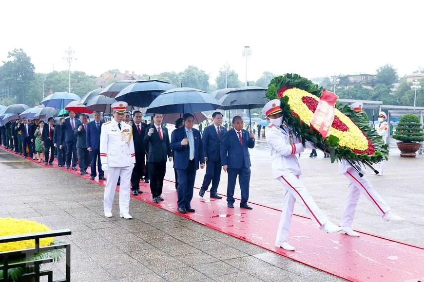 Lãnh đạo Đảng, Nhà nước vào Lăng viếng Chủ tịch Hồ Chí Minh. Ảnh: TTXVN