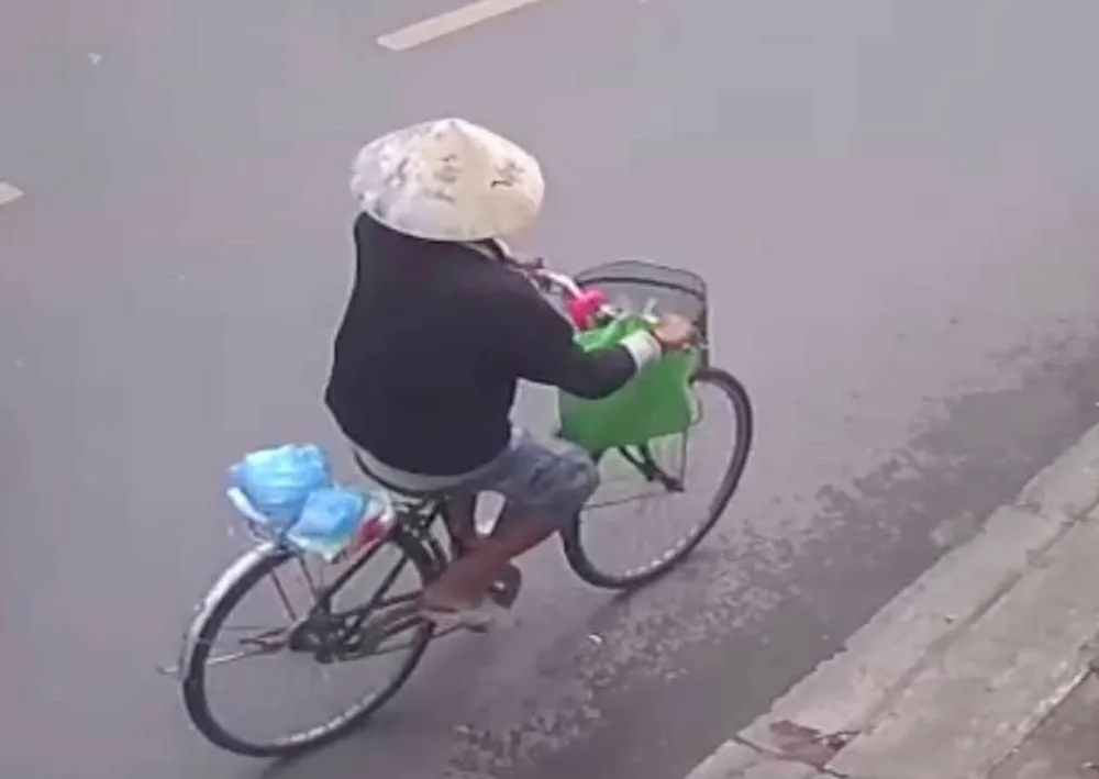 Hình ảnh ông Nguyễn Văn Bảy trước khi xảy ra va chạm với ô tô. Ảnh: ĐC