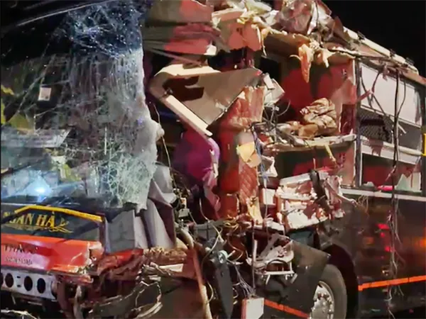 Đầu xe khách Ngân Hà bị xé toạc. Đầu xe khách Ngân Hà bị xé toạc.