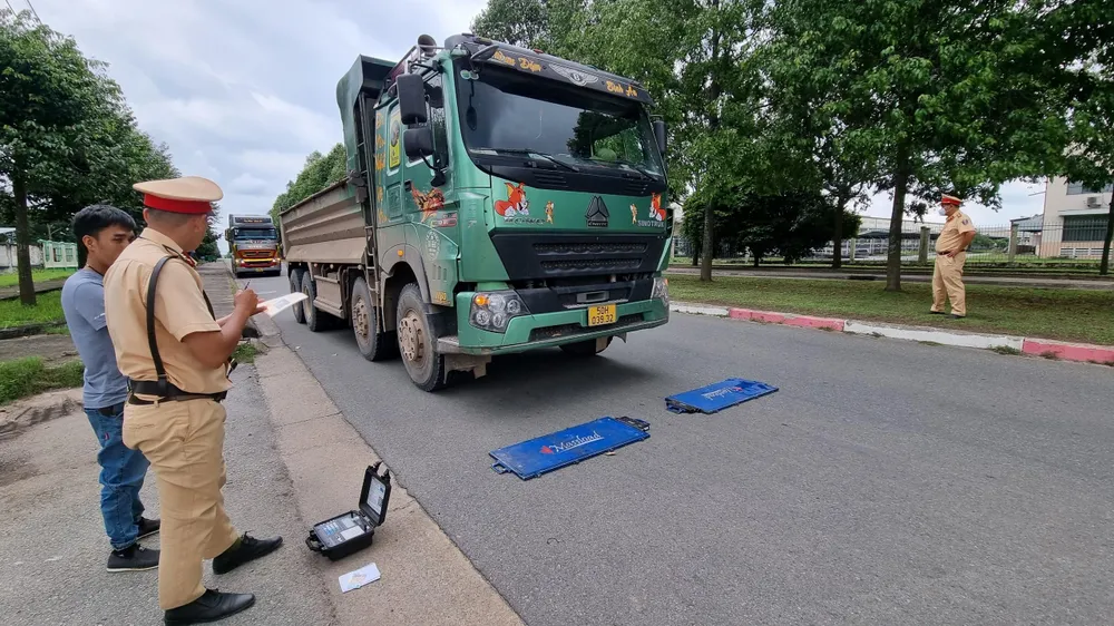 Lực lượng Công an huyện Củ Chi ra quân xử lý xe quá tải. Ảnh: LÊ THOA Lực lượng Công an huyện Củ Chi ra quân xử lý xe quá tải. Ảnh: LÊ THOA