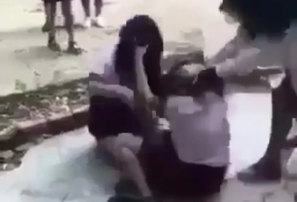Hình ảnh bạo lực học đường gây phản cảm. Ảnh: Cắt từ clip