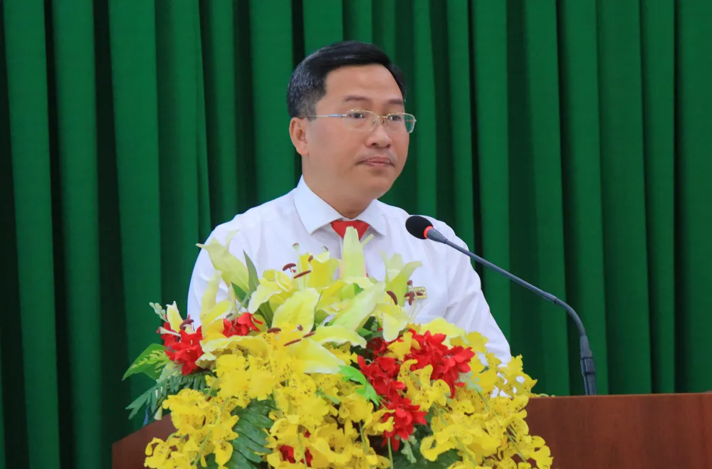 PGS.TS Nguyễn Tấn Phát, Giám đốc Học viện Cán bộ TP.HCM, báo cáo đề dẫn tại hội thảo. Ảnh: VÕ THƠ