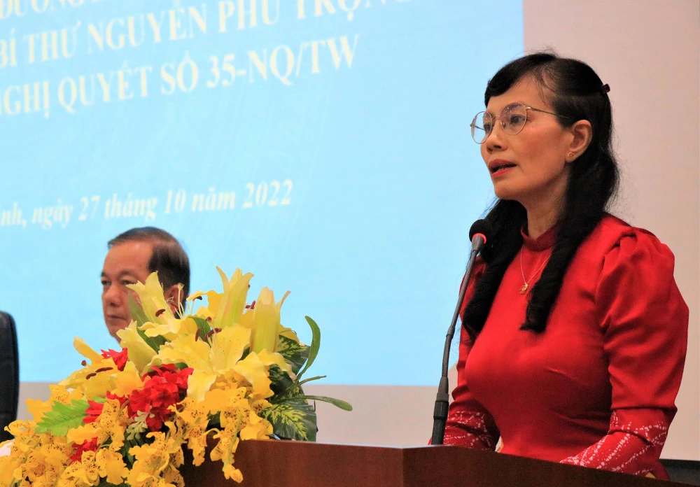 Bà Nguyễn Thị Kim Dung, Phó Bí thư Thường trực Đảng ủy khối Dân – Chính – Đảng ,phát biểu tổng kết hội thảo. Ảnh VÕ THƠ