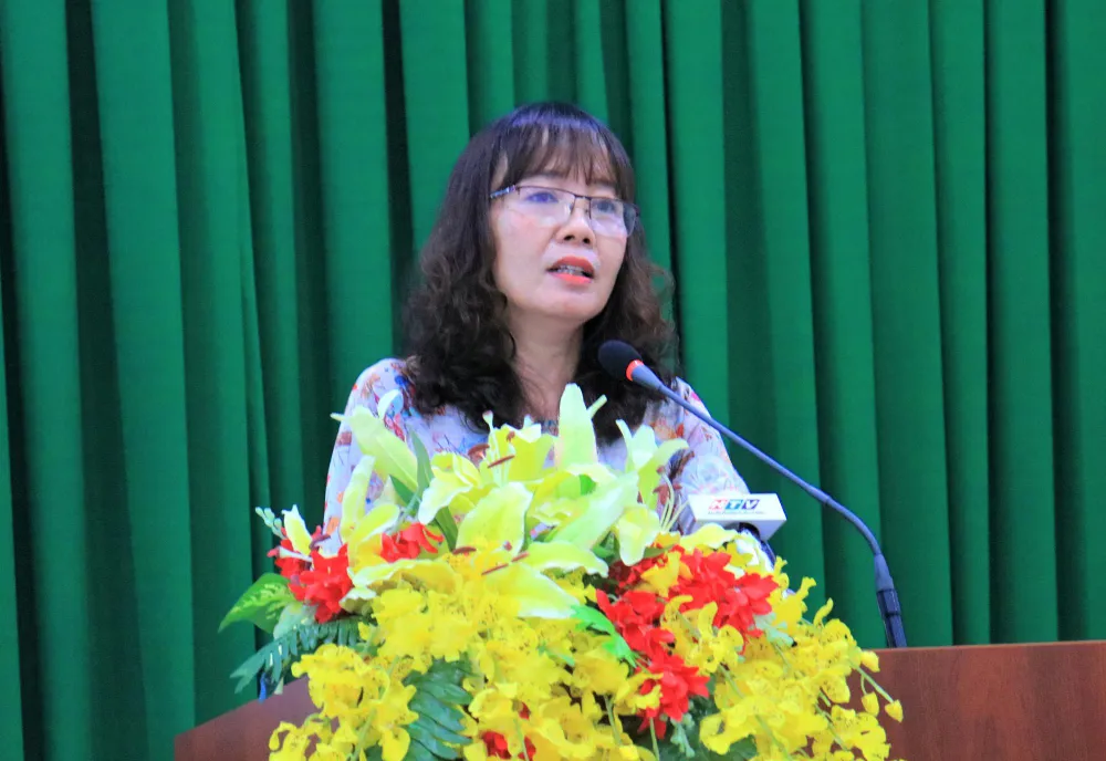 Tiến sĩ Trần Thị Hà Vân, Trưởng khoa Xây dựng Đảng, Học viện Cán bộ TP.HCM, phát biểu tại buổi hội thảo. Ảnh: VÕ THƠ