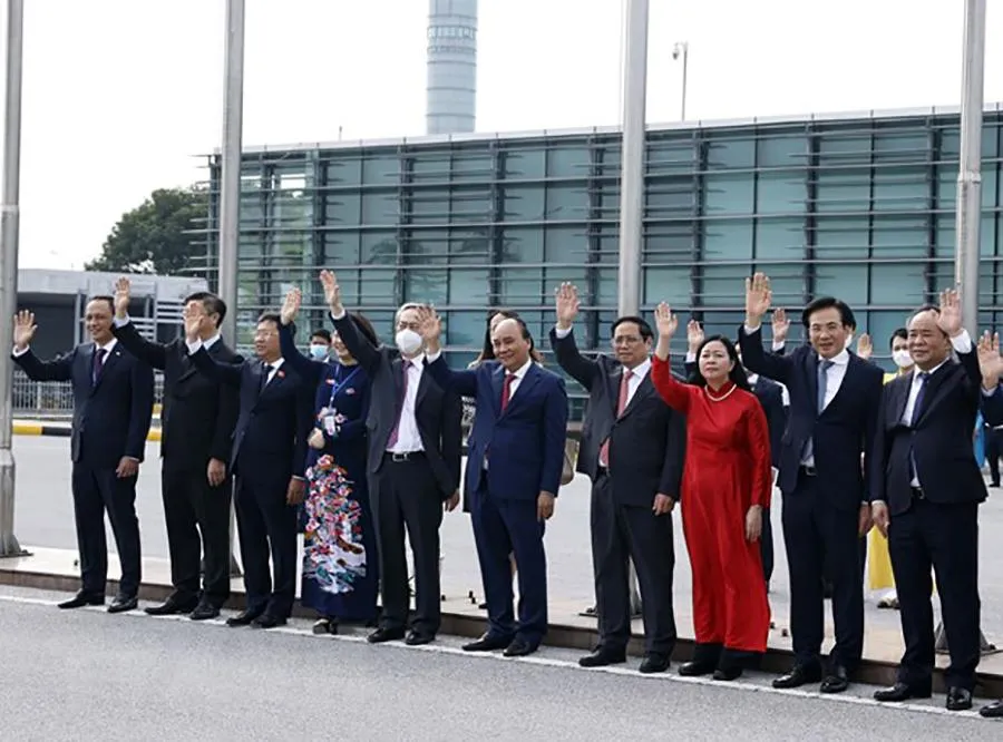 Chủ tịch nước Nguyễn Xuân Phúc, Thủ tướng Phạm Minh Chính cùng nhiều vị lãnh đạo cấp cao Đảng, Nhà nước tiễn Tổng Bí thư Nguyễn Phú Trọng tại Sân bay quốc tế Nội Bài. Ảnh: TTXVN