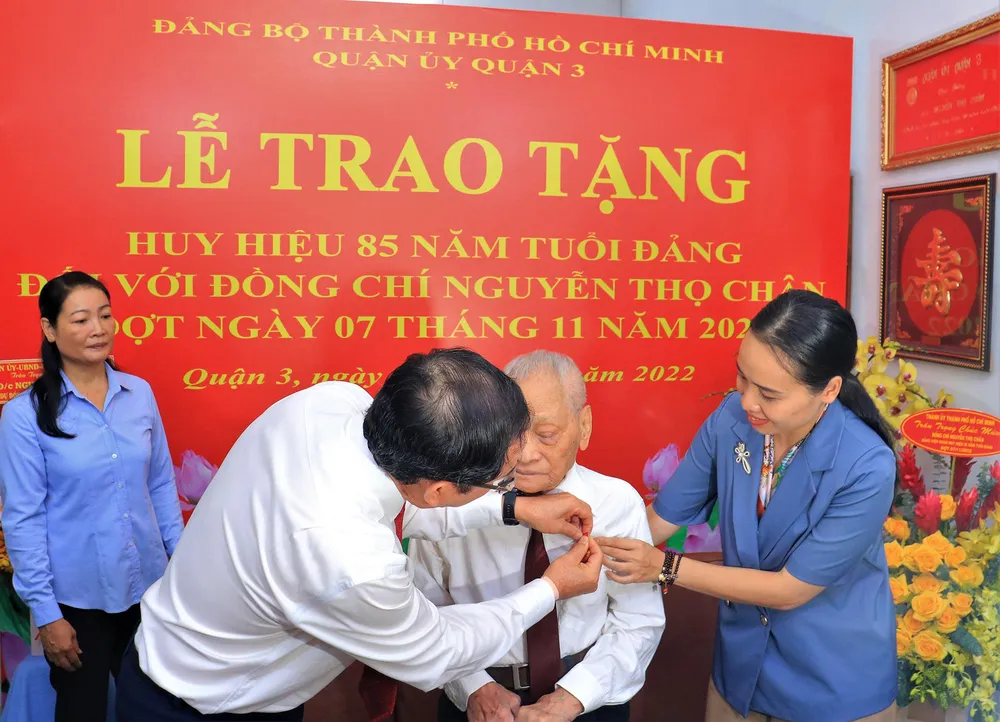 Bí thư Nguyễn Văn Nên trao tặng huy hiệu 85 năm tuổi Đảng cho ông Nguyễn Thọ Chân. Ảnh: VÕ THƠ Bí thư Nguyễn Văn Nên trao tặng huy hiệu 85 năm tuổi Đảng cho ông Nguyễn Thọ Chân. Ảnh: VÕ THƠ