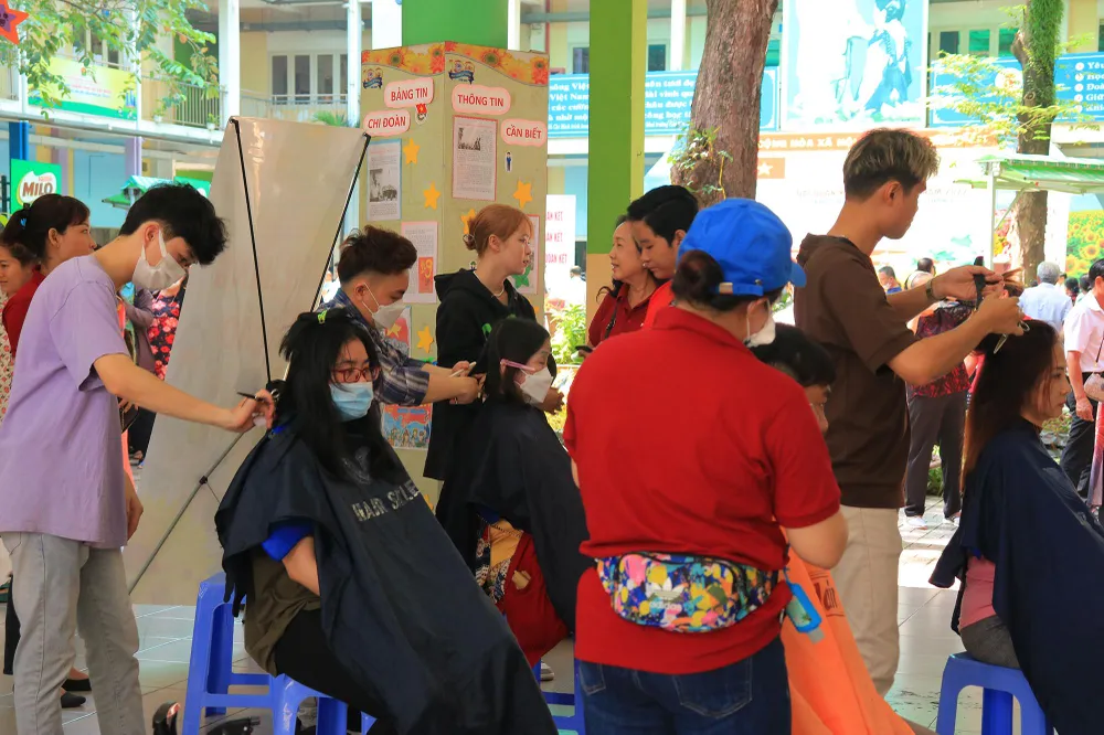 Người dân khu phố được cắt tóc miễn phí tại ngày hội. Ảnh: VÕ THƠ