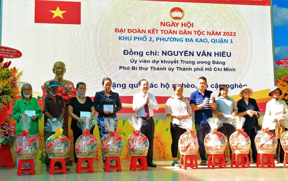 Ông Nguyễn Văn Hiếu, Phó Bí thư Thành ủy TP.HCM trao tặng quà cho các hộ gia đình khó khăn trên địa bàn khu phố 2. Ảnh: VÕ THƠ