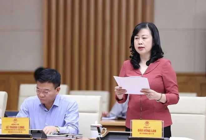 Bộ trưởng Bộ Y tế Đào Hồng Lan báo cáo về tình hình dịch COVID-19. Ảnh: TTXVN